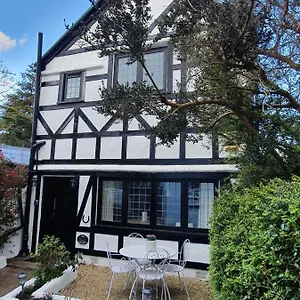 https://bournemouth-secluded-cottage-10mins-walk-to-beach.bournemouth-hotels.org